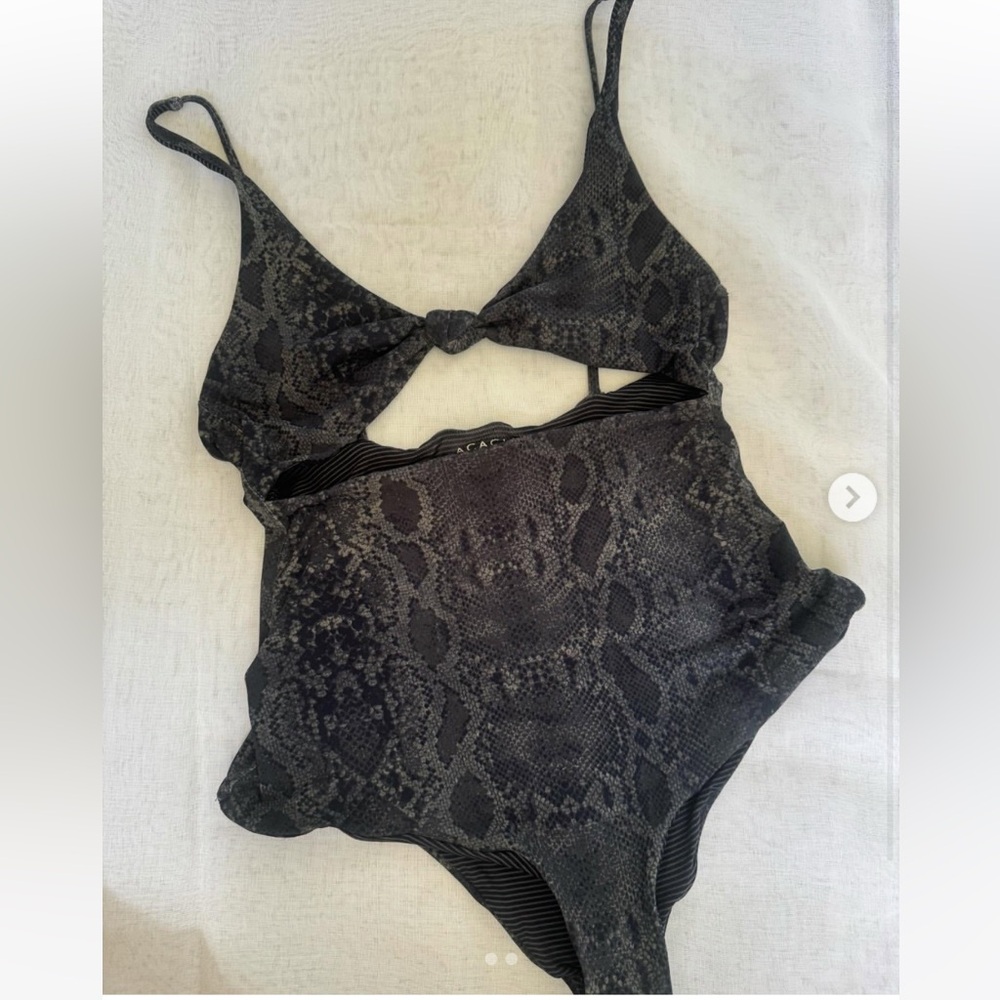 Acacia one piece